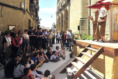 El Festival Romano de Andelo de Mendigorría alcanzó este año su XVII edición, una cita cultural y artística en la que se pudo disfrutar de la esencia del mundo romano con actuaciones teatrales y representaciones del ejército a pie de calle
