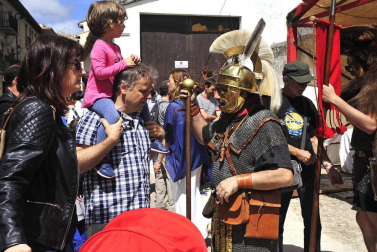 El Festival Romano de Andelo de Mendigorría alcanzó este año su XVII edición, una cita cultural y artística en la que se pudo disfrutar de la esencia del mundo romano con actuaciones teatrales y representaciones del ejército a pie de calle