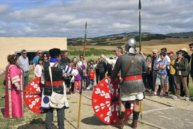 El Festival Romano de Andelo de Mendigorría alcanzó este año su XVII edición, una cita cultural y artística en la que se pudo disfrutar de la esencia del mundo romano con actuaciones teatrales y representaciones del ejército a pie de calle