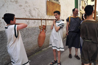El Festival Romano de Andelo de Mendigorría alcanzó este año su XVII edición, una cita cultural y artística en la que se pudo disfrutar de la esencia del mundo romano con actuaciones teatrales y representaciones del ejército a pie de calle