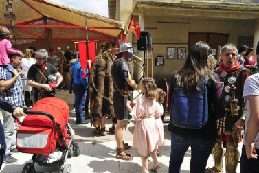 El Festival Romano de Andelo de Mendigorría alcanzó este año su XVII edición, una cita cultural y artística en la que se pudo disfrutar de la esencia del mundo romano con actuaciones teatrales y representaciones del ejército a pie de calle
