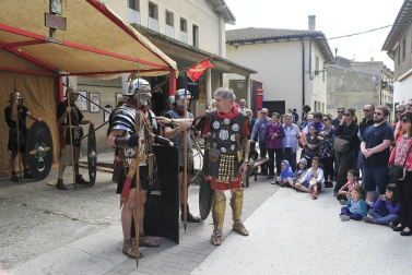 El Festival Romano de Andelo de Mendigorría alcanzó este año su XVII edición, una cita cultural y artística en la que se pudo disfrutar de la esencia del mundo romano con actuaciones teatrales y representaciones del ejército a pie de calle