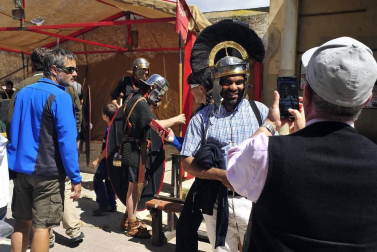 El Festival Romano de Andelo de Mendigorría alcanzó este año su XVII edición, una cita cultural y artística en la que se pudo disfrutar de la esencia del mundo romano con actuaciones teatrales y representaciones del ejército a pie de calle