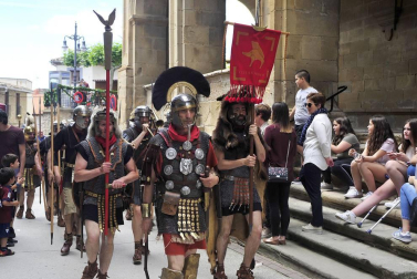 El Festival Romano de Andelo de Mendigorría alcanzó este año su XVII edición, una cita cultural y artística en la que se pudo disfrutar de la esencia del mundo romano con actuaciones teatrales y representaciones del ejército a pie de calle