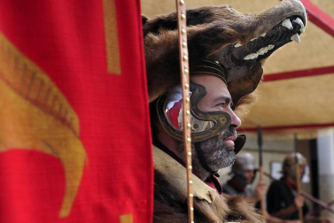El Festival Romano de Andelo de Mendigorría alcanzó este año su XVII edición, una cita cultural y artística en la que se pudo disfrutar de la esencia del mundo romano con actuaciones teatrales y representaciones del ejército a pie de calle