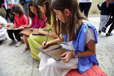 El Festival Romano de Andelo de Mendigorría alcanzó este año su XVII edición, una cita cultural y artística en la que se pudo disfrutar de la esencia del mundo romano con actuaciones teatrales y representaciones del ejército a pie de calle