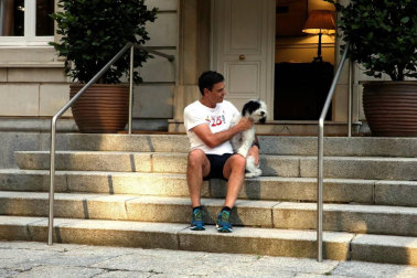 Sánchez comienza el día con una "carrera matinal" por los jardines de Moncloa