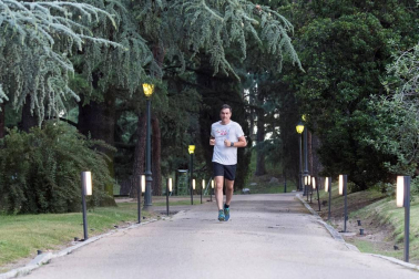 Sánchez comienza el día con una "carrera matinal" por los jardines de Moncloa