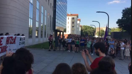 Miles de personas se manifiestan en la Audiencia