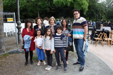El céntrico parque del Bosquecillo se convirtió en escenario para acoger el concierto que dio cierre al curso 2017-2018 de la Escuela de Música Joaquín Maya. Más de doscientos cincuenta alumnos participaron en este macro evento. La actuación estuvo precedida de un pasacalles protagonizado por la Gaztesoinua Fanfarrea. Durante el concierto participaron el Coro Corilandia, la Banda del Patio, la Maya Vocal Ensemble y la Banda Joaquín Maya.