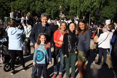 El céntrico parque del Bosquecillo se convirtió en escenario para acoger el concierto que dio cierre al curso 2017-2018 de la Escuela de Música Joaquín Maya. Más de doscientos cincuenta alumnos participaron en este macro evento. La actuación estuvo precedida de un pasacalles protagonizado por la Gaztesoinua Fanfarrea. Durante el concierto participaron el Coro Corilandia, la Banda del Patio, la Maya Vocal Ensemble y la Banda Joaquín Maya.