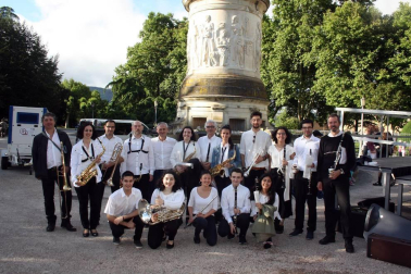 El céntrico parque del Bosquecillo se convirtió en escenario para acoger el concierto que dio cierre al curso 2017-2018 de la Escuela de Música Joaquín Maya. Más de doscientos cincuenta alumnos participaron en este macro evento. La actuación estuvo precedida de un pasacalles protagonizado por la Gaztesoinua Fanfarrea. Durante el concierto participaron el Coro Corilandia, la Banda del Patio, la Maya Vocal Ensemble y la Banda Joaquín Maya.