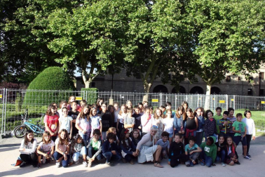 El céntrico parque del Bosquecillo se convirtió en escenario para acoger el concierto que dio cierre al curso 2017-2018 de la Escuela de Música Joaquín Maya. Más de doscientos cincuenta alumnos participaron en este macro evento. La actuación estuvo precedida de un pasacalles protagonizado por la Gaztesoinua Fanfarrea. Durante el concierto participaron el Coro Corilandia, la Banda del Patio, la Maya Vocal Ensemble y la Banda Joaquín Maya.