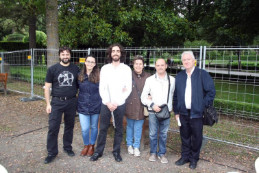 El céntrico parque del Bosquecillo se convirtió en escenario para acoger el concierto que dio cierre al curso 2017-2018 de la Escuela de Música Joaquín Maya. Más de doscientos cincuenta alumnos participaron en este macro evento. La actuación estuvo precedida de un pasacalles protagonizado por la Gaztesoinua Fanfarrea. Durante el concierto participaron el Coro Corilandia, la Banda del Patio, la Maya Vocal Ensemble y la Banda Joaquín Maya.