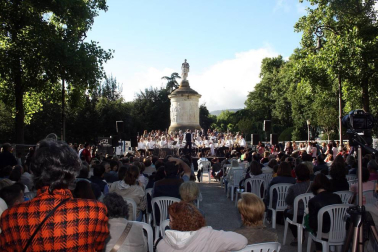 El céntrico parque del Bosquecillo se convirtió en escenario para acoger el concierto que dio cierre al curso 2017-2018 de la Escuela de Música Joaquín Maya. Más de doscientos cincuenta alumnos participaron en este macro evento. La actuación estuvo precedida de un pasacalles protagonizado por la Gaztesoinua Fanfarrea. Durante el concierto participaron el Coro Corilandia, la Banda del Patio, la Maya Vocal Ensemble y la Banda Joaquín Maya.