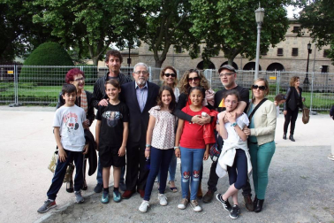 El céntrico parque del Bosquecillo se convirtió en escenario para acoger el concierto que dio cierre al curso 2017-2018 de la Escuela de Música Joaquín Maya. Más de doscientos cincuenta alumnos participaron en este macro evento. La actuación estuvo precedida de un pasacalles protagonizado por la Gaztesoinua Fanfarrea. Durante el concierto participaron el Coro Corilandia, la Banda del Patio, la Maya Vocal Ensemble y la Banda Joaquín Maya.