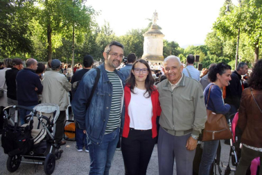 El céntrico parque del Bosquecillo se convirtió en escenario para acoger el concierto que dio cierre al curso 2017-2018 de la Escuela de Música Joaquín Maya. Más de doscientos cincuenta alumnos participaron en este macro evento. La actuación estuvo precedida de un pasacalles protagonizado por la Gaztesoinua Fanfarrea. Durante el concierto participaron el Coro Corilandia, la Banda del Patio, la Maya Vocal Ensemble y la Banda Joaquín Maya.