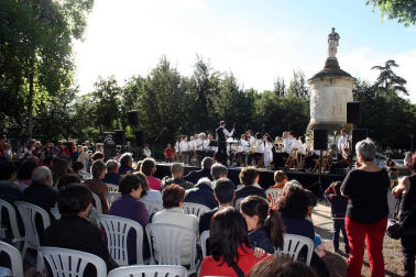 El céntrico parque del Bosquecillo se convirtió en escenario para acoger el concierto que dio cierre al curso 2017-2018 de la Escuela de Música Joaquín Maya. Más de doscientos cincuenta alumnos participaron en este macro evento. La actuación estuvo precedida de un pasacalles protagonizado por la Gaztesoinua Fanfarrea. Durante el concierto participaron el Coro Corilandia, la Banda del Patio, la Maya Vocal Ensemble y la Banda Joaquín Maya.