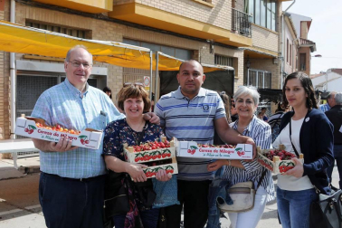 El domingo 17 de junio Milagro honró a su fruto más preciado con la puesta en marcha de la XIX Fiesta de la cereza. Cerca de 15.000 personas se acercaron hasta esta localidad para hacerse con sus cajas de cerezas, además de disfrutar del variado programa de la jornada. Este año, el consistorio ribero convirtió al deporte en protagonista, homenajeando a varios deportistas y clubes locales.