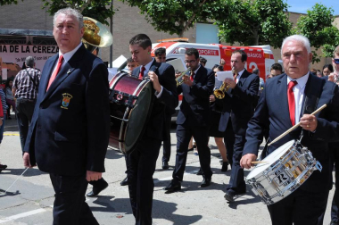 El domingo 17 de junio Milagro honró a su fruto más preciado con la puesta en marcha de la XIX Fiesta de la cereza. Cerca de 15.000 personas se acercaron hasta esta localidad para hacerse con sus cajas de cerezas, además de disfrutar del variado programa de la jornada. Este año, el consistorio ribero convirtió al deporte en protagonista, homenajeando a varios deportistas y clubes locales.