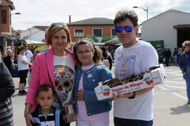 El domingo 17 de junio Milagro honró a su fruto más preciado con la puesta en marcha de la XIX Fiesta de la cereza. Cerca de 15.000 personas se acercaron hasta esta localidad para hacerse con sus cajas de cerezas, además de disfrutar del variado programa de la jornada. Este año, el consistorio ribero convirtió al deporte en protagonista, homenajeando a varios deportistas y clubes locales.