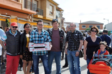 El domingo 17 de junio Milagro honró a su fruto más preciado con la puesta en marcha de la XIX Fiesta de la cereza. Cerca de 15.000 personas se acercaron hasta esta localidad para hacerse con sus cajas de cerezas, además de disfrutar del variado programa de la jornada. Este año, el consistorio ribero convirtió al deporte en protagonista, homenajeando a varios deportistas y clubes locales.