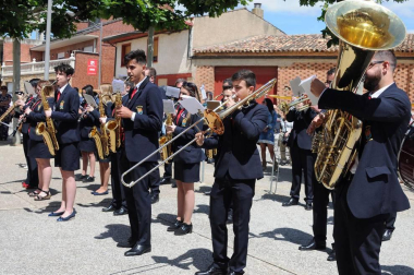 El domingo 17 de junio Milagro honró a su fruto más preciado con la puesta en marcha de la XIX Fiesta de la cereza. Cerca de 15.000 personas se acercaron hasta esta localidad para hacerse con sus cajas de cerezas, además de disfrutar del variado programa de la jornada. Este año, el consistorio ribero convirtió al deporte en protagonista, homenajeando a varios deportistas y clubes locales.