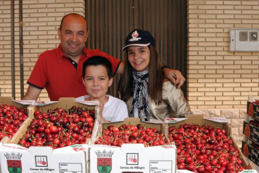 El domingo 17 de junio Milagro honró a su fruto más preciado con la puesta en marcha de la XIX Fiesta de la cereza. Cerca de 15.000 personas se acercaron hasta esta localidad para hacerse con sus cajas de cerezas, además de disfrutar del variado programa de la jornada. Este año, el consistorio ribero convirtió al deporte en protagonista, homenajeando a varios deportistas y clubes locales.