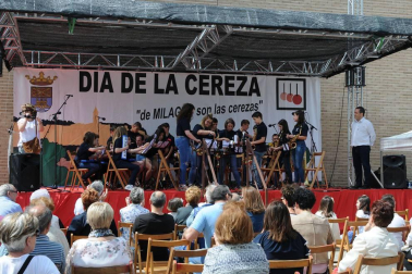 El domingo 17 de junio Milagro honró a su fruto más preciado con la puesta en marcha de la XIX Fiesta de la cereza. Cerca de 15.000 personas se acercaron hasta esta localidad para hacerse con sus cajas de cerezas, además de disfrutar del variado programa de la jornada. Este año, el consistorio ribero convirtió al deporte en protagonista, homenajeando a varios deportistas y clubes locales.