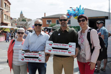 El domingo 17 de junio Milagro honró a su fruto más preciado con la puesta en marcha de la XIX Fiesta de la cereza. Cerca de 15.000 personas se acercaron hasta esta localidad para hacerse con sus cajas de cerezas, además de disfrutar del variado programa de la jornada. Este año, el consistorio ribero convirtió al deporte en protagonista, homenajeando a varios deportistas y clubes locales.