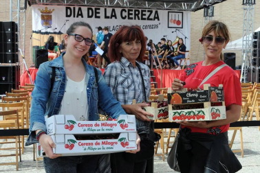 El domingo 17 de junio Milagro honró a su fruto más preciado con la puesta en marcha de la XIX Fiesta de la cereza. Cerca de 15.000 personas se acercaron hasta esta localidad para hacerse con sus cajas de cerezas, además de disfrutar del variado programa de la jornada. Este año, el consistorio ribero convirtió al deporte en protagonista, homenajeando a varios deportistas y clubes locales.