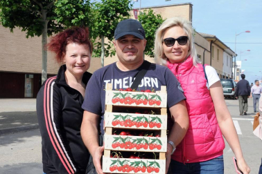 El domingo 17 de junio Milagro honró a su fruto más preciado con la puesta en marcha de la XIX Fiesta de la cereza. Cerca de 15.000 personas se acercaron hasta esta localidad para hacerse con sus cajas de cerezas, además de disfrutar del variado programa de la jornada. Este año, el consistorio ribero convirtió al deporte en protagonista, homenajeando a varios deportistas y clubes locales.