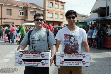 El domingo 17 de junio Milagro honró a su fruto más preciado con la puesta en marcha de la XIX Fiesta de la cereza. Cerca de 15.000 personas se acercaron hasta esta localidad para hacerse con sus cajas de cerezas, además de disfrutar del variado programa de la jornada. Este año, el consistorio ribero convirtió al deporte en protagonista, homenajeando a varios deportistas y clubes locales.