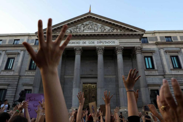 Miles de personas vuelven a tomar las calles de Madrid al grito de "No es abuso es violación"