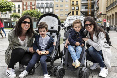 Acodifna (Asociación Coordinadora de Personas con Discapacidad Física de Navarra) organizó el domingo 17 de junio una jornada de sensibilización bajo el título “Siéntate, participa y cuéntanos”. Además de los espacios lúdicos, como los hinchables o el área infantil, y la animación de la txaranga Ziripot, también hubo lugar para las actividades de concienciación, como el circuito por la accesibilidad, el monólogo y actuación multicultural o la lectura final de un manifiesto por parte de representantes del colectivo.