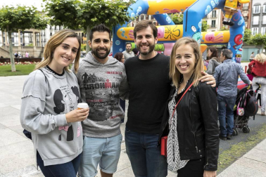 Acodifna (Asociación Coordinadora de Personas con Discapacidad Física de Navarra) organizó el domingo 17 de junio una jornada de sensibilización bajo el título “Siéntate, participa y cuéntanos”. Además de los espacios lúdicos, como los hinchables o el área infantil, y la animación de la txaranga Ziripot, también hubo lugar para las actividades de concienciación, como el circuito por la accesibilidad, el monólogo y actuación multicultural o la lectura final de un manifiesto por parte de representantes del colectivo.