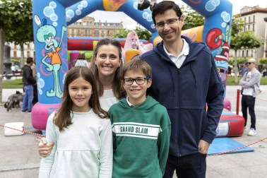Acodifna (Asociación Coordinadora de Personas con Discapacidad Física de Navarra) organizó el domingo 17 de junio una jornada de sensibilización bajo el título “Siéntate, participa y cuéntanos”. Además de los espacios lúdicos, como los hinchables o el área infantil, y la animación de la txaranga Ziripot, también hubo lugar para las actividades de concienciación, como el circuito por la accesibilidad, el monólogo y actuación multicultural o la lectura final de un manifiesto por parte de representantes del colectivo.