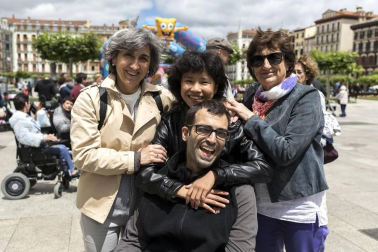 Acodifna (Asociación Coordinadora de Personas con Discapacidad Física de Navarra) organizó el domingo 17 de junio una jornada de sensibilización bajo el título “Siéntate, participa y cuéntanos”. Además de los espacios lúdicos, como los hinchables o el área infantil, y la animación de la txaranga Ziripot, también hubo lugar para las actividades de concienciación, como el circuito por la accesibilidad, el monólogo y actuación multicultural o la lectura final de un manifiesto por parte de representantes del colectivo.