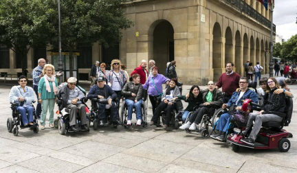 Acodifna (Asociación Coordinadora de Personas con Discapacidad Física de Navarra) organizó el domingo 17 de junio una jornada de sensibilización bajo el título “Siéntate, participa y cuéntanos”. Además de los espacios lúdicos, como los hinchables o el área infantil, y la animación de la txaranga Ziripot, también hubo lugar para las actividades de concienciación, como el circuito por la accesibilidad, el monólogo y actuación multicultural o la lectura final de un manifiesto por parte de representantes del colectivo.