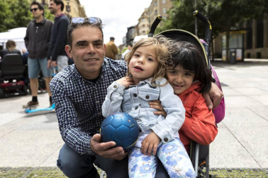 Acodifna (Asociación Coordinadora de Personas con Discapacidad Física de Navarra) organizó el domingo 17 de junio una jornada de sensibilización bajo el título “Siéntate, participa y cuéntanos”. Además de los espacios lúdicos, como los hinchables o el área infantil, y la animación de la txaranga Ziripot, también hubo lugar para las actividades de concienciación, como el circuito por la accesibilidad, el monólogo y actuación multicultural o la lectura final de un manifiesto por parte de representantes del colectivo.