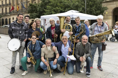Acodifna (Asociación Coordinadora de Personas con Discapacidad Física de Navarra) organizó el domingo 17 de junio una jornada de sensibilización bajo el título “Siéntate, participa y cuéntanos”. Además de los espacios lúdicos, como los hinchables o el área infantil, y la animación de la txaranga Ziripot, también hubo lugar para las actividades de concienciación, como el circuito por la accesibilidad, el monólogo y actuación multicultural o la lectura final de un manifiesto por parte de representantes del colectivo.