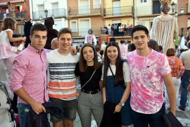 La Comparsa de gigantes de Ablitas celebró el sábado 16 de junio la tercera edición de la Gigantada Villa de Ablitas. En esta ocasión, el evento coincidió además con el décimo aniversario de este colectivo. Durante la jornada se celebraron diferentes actos, pero el más multitudinario fue la reunión de comparsas, gaiteros y tamborrada en la plaza de los Fueros a partir de las ocho de la tarde. Una fiesta sin igual para los amantes de los gigantes.