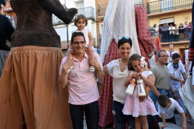 La Comparsa de gigantes de Ablitas celebró el sábado 16 de junio la tercera edición de la Gigantada Villa de Ablitas. En esta ocasión, el evento coincidió además con el décimo aniversario de este colectivo. Durante la jornada se celebraron diferentes actos, pero el más multitudinario fue la reunión de comparsas, gaiteros y tamborrada en la plaza de los Fueros a partir de las ocho de la tarde. Una fiesta sin igual para los amantes de los gigantes.