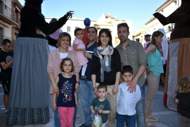 La Comparsa de gigantes de Ablitas celebró el sábado 16 de junio la tercera edición de la Gigantada Villa de Ablitas. En esta ocasión, el evento coincidió además con el décimo aniversario de este colectivo. Durante la jornada se celebraron diferentes actos, pero el más multitudinario fue la reunión de comparsas, gaiteros y tamborrada en la plaza de los Fueros a partir de las ocho de la tarde. Una fiesta sin igual para los amantes de los gigantes.