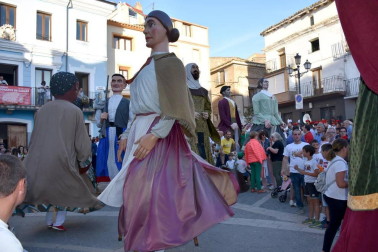 La Comparsa de gigantes de Ablitas celebró el sábado 16 de junio la tercera edición de la Gigantada Villa de Ablitas. En esta ocasión, el evento coincidió además con el décimo aniversario de este colectivo. Durante la jornada se celebraron diferentes actos, pero el más multitudinario fue la reunión de comparsas, gaiteros y tamborrada en la plaza de los Fueros a partir de las ocho de la tarde. Una fiesta sin igual para los amantes de los gigantes.