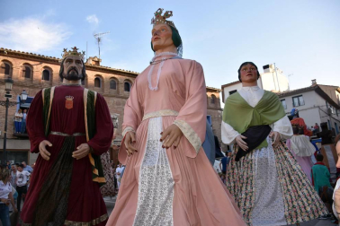 La Comparsa de gigantes de Ablitas celebró el sábado 16 de junio la tercera edición de la Gigantada Villa de Ablitas. En esta ocasión, el evento coincidió además con el décimo aniversario de este colectivo. Durante la jornada se celebraron diferentes actos, pero el más multitudinario fue la reunión de comparsas, gaiteros y tamborrada en la plaza de los Fueros a partir de las ocho de la tarde. Una fiesta sin igual para los amantes de los gigantes.