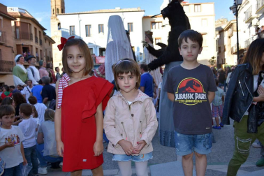 La Comparsa de gigantes de Ablitas celebró el sábado 16 de junio la tercera edición de la Gigantada Villa de Ablitas. En esta ocasión, el evento coincidió además con el décimo aniversario de este colectivo. Durante la jornada se celebraron diferentes actos, pero el más multitudinario fue la reunión de comparsas, gaiteros y tamborrada en la plaza de los Fueros a partir de las ocho de la tarde. Una fiesta sin igual para los amantes de los gigantes.