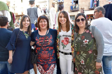 La Comparsa de gigantes de Ablitas celebró el sábado 16 de junio la tercera edición de la Gigantada Villa de Ablitas. En esta ocasión, el evento coincidió además con el décimo aniversario de este colectivo. Durante la jornada se celebraron diferentes actos, pero el más multitudinario fue la reunión de comparsas, gaiteros y tamborrada en la plaza de los Fueros a partir de las ocho de la tarde. Una fiesta sin igual para los amantes de los gigantes.