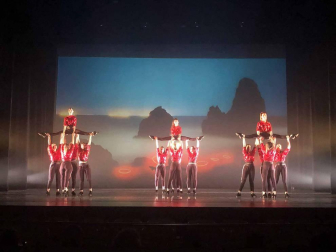 El pasado domingo, 17 de junio, la escuela celebró la gala de fin de curso con el espectáculo 'Wonderland', en el que participaron alumnos de entre 4 y 55 años y artistas invitados