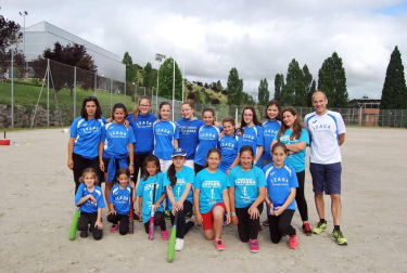 Con motivo de la conmemoración del Día Mundial del Olimpismo, el Centro de Estudios Olímpicos de la Universidad de Navarra organizó el sábado 16 de junio una jornada cuyo principal objetivo es promocionar los valores propios del olimpismo entre los más jóvenes. Tras el izado de la bandera olímpica, todos los niños que se acercaron a polideportivo universitario pudieron participar en un variado menú de actividades que incluyeron: golf, rugby, béisbol, pádel, baloncesto, taekwondo, esgrima, judo, kinball, un circuito de multideporte, mini tenis, tenis de mesa, tiro con arco, voleibol, ajedrez, pelota o participar en el Campus “Javi Martínez”.